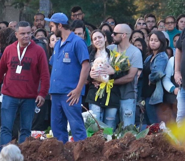 Isabela Tibcherani se despede de Rafael Miguel em enterro (Foto: QUEM)
