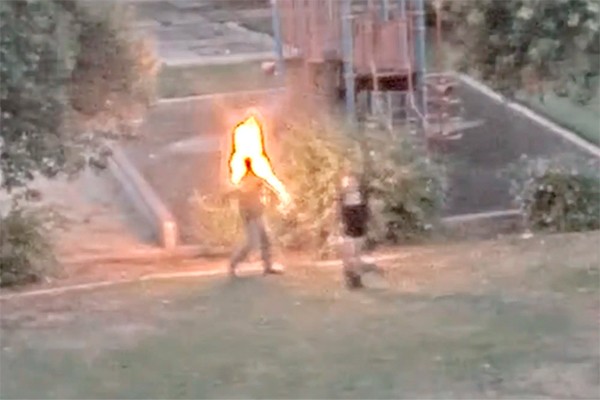 Homem arde em chamas após mulher atear fogo em seu corpo (Foto: reprodução)