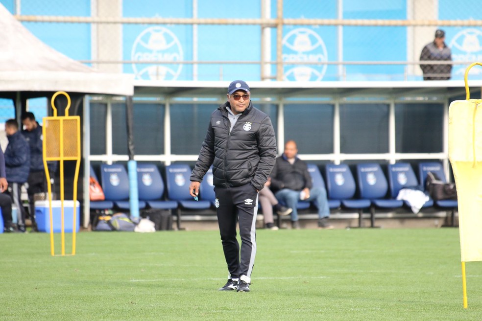 Roger Machado comanda treino do Grêmio — Foto: João Victor Teixeira