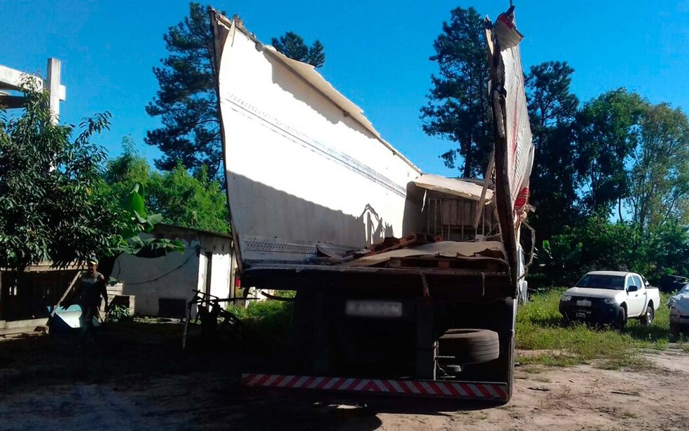 Caminhão que tombou na BR-101, em Teixeira de Freitas ficou destruído (Foto: Divulgação/PRF)