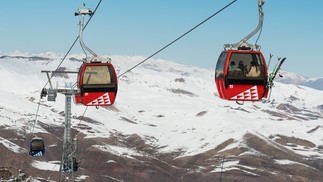 Famosas gôndolas vermelhas de Valle Nevado, maior estação de esqui do Chile, perto de Santiago — Foto: Divulgação
