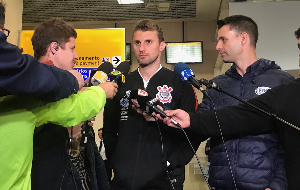 Zagueiro Henrique, do Corinthians, concedeu entrevista coletiva na volta a São Paulo (Foto: Bruno Cassucci)