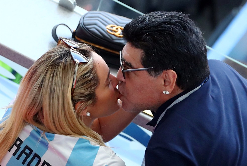 Maradona com a namorada (Foto: REUTERS/Pilar Olivares)