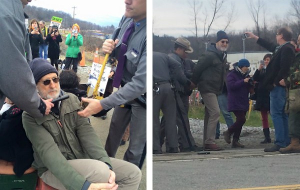 James Cromwell no instante em que foi levado pelos policiais após manifestação em 2015 (Foto: Reprodução)