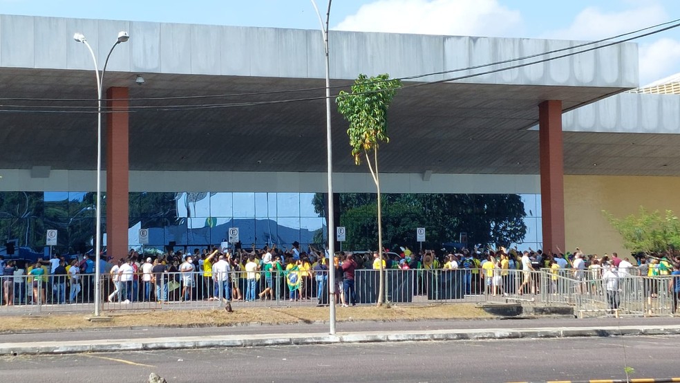 Apoiadores de Bolsonaro aglomerados na entrada do aeroporto Eduardo Gomes em Manaus — Foto: Rede Amazônica