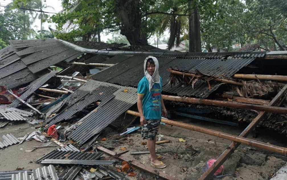 Homem inspeciona sua casa destruída por tsunami em Carita, Indonésia — Foto: Dian Triyuli Handoko/ AP Photo