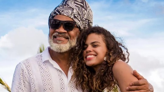 Carlinhos Brown se emociona com estreia da filha, Clara Buarque, em 'Travessia': "Orgulhoso e feliz"
