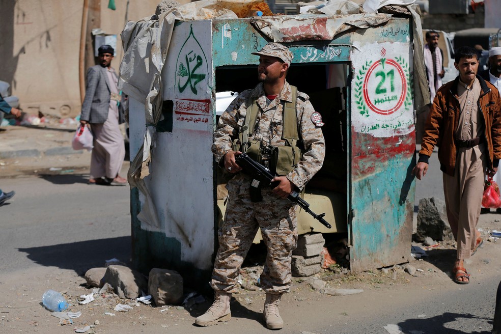 Militante houti faz guarda em check point durante confronto com apoiadores do ex-presidente Ali Abdullah Saleh, em Sanaa, nesta segunda-feira (4)  (Foto: Khaled Abdullah/ Reuters)