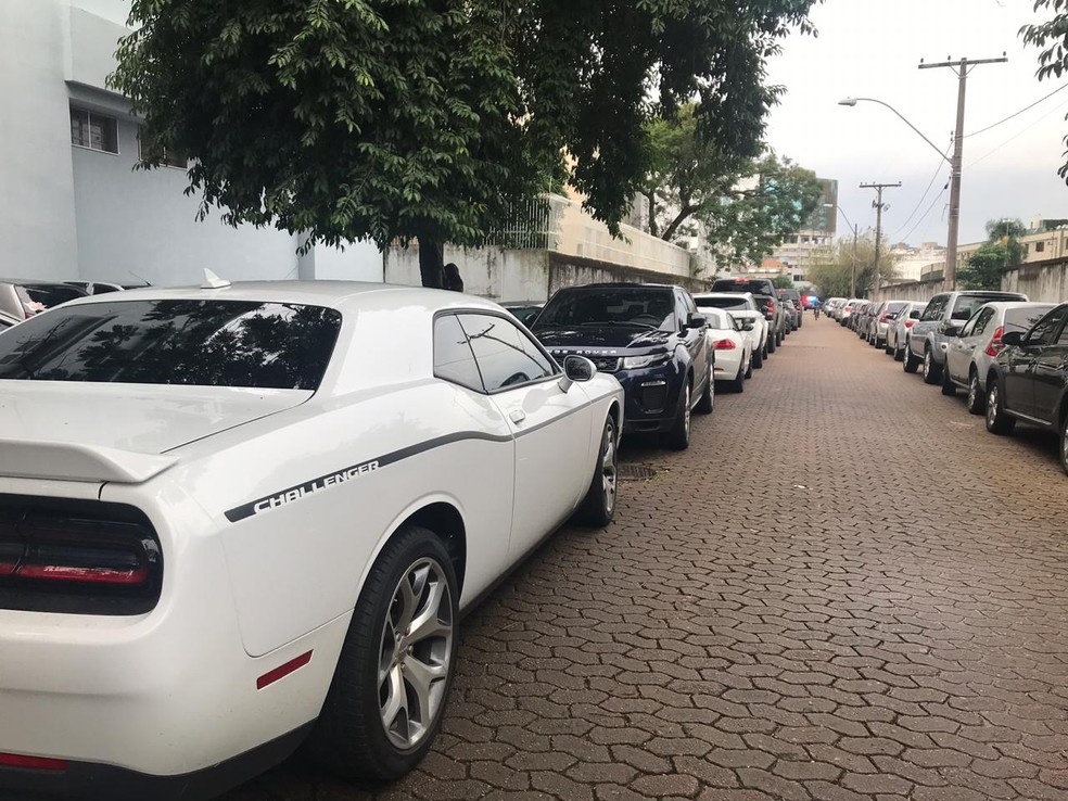 Primeira fase: carros apreendidos ocupam uma quadra inteira da sede da PF, em Porto Alegre, em maio. — Foto: Bernardo Bortolotto/RBS TV