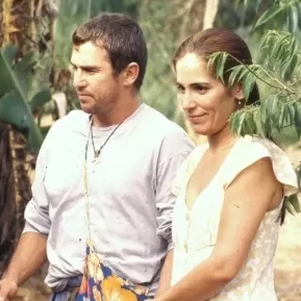 Marcos Frota com a bolsa de Tonho da Lua em cena com Gloria Pires em "Mulheres de areia" — Foto: Reprodução