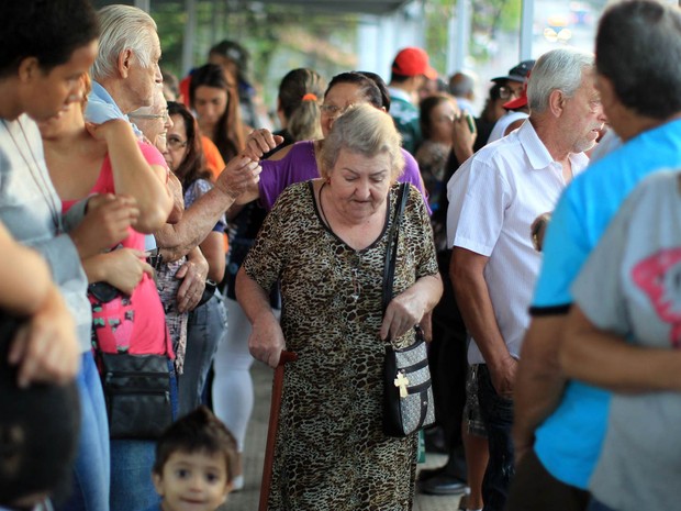 Público enfrenta fila na UBS Jardim Peri, na Zona Norte de São Paulo, no dia de início da campanha de vacinação contra o H1N1. A campanha visa imunizar gestantes, idosos e crianças de 6 meses a 5 anos na região metropolitana de São Paulo (Foto: Werther Santana/Estadão Conteúdo)