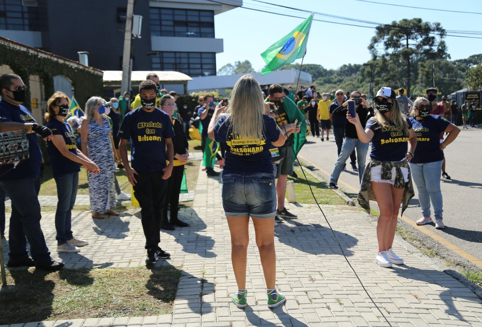 Manifestantes se aglomeraram em frente à PF, em Curitiba  — Foto: Giuliano Gomes/PR Press