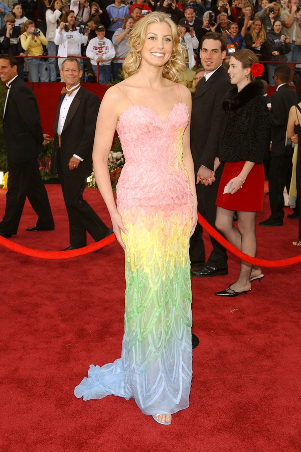 Faith Hill se fantasiou de arco-íris na cerimônia de 2002. (Foto: Getty Images)