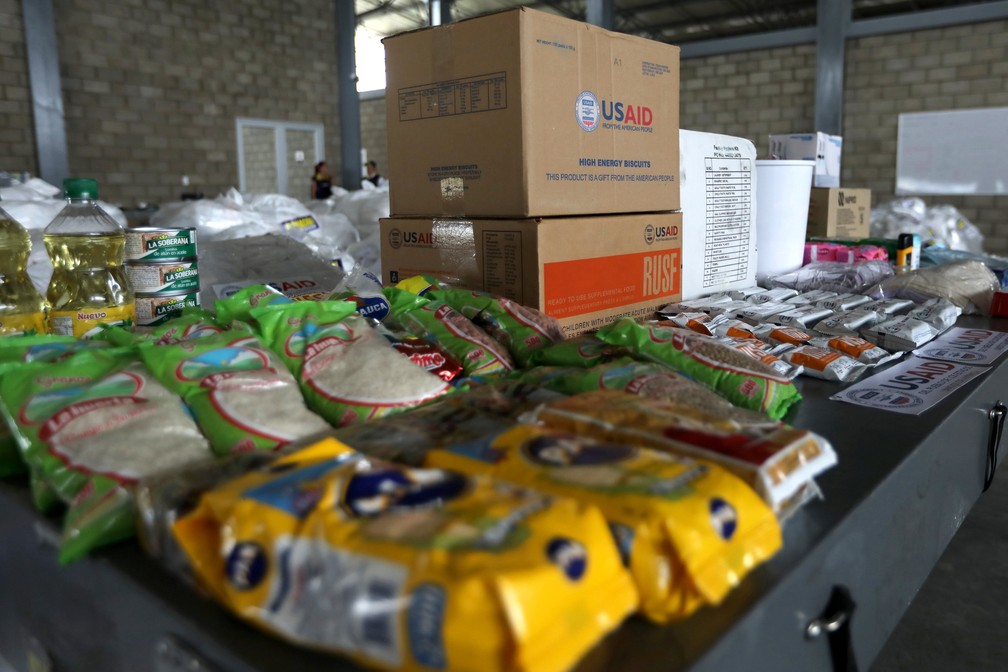 Parte da ajuda humanitária enviada à Venezuela está retida na Colômbia — Foto: Luisa Gonzalez/Reuters