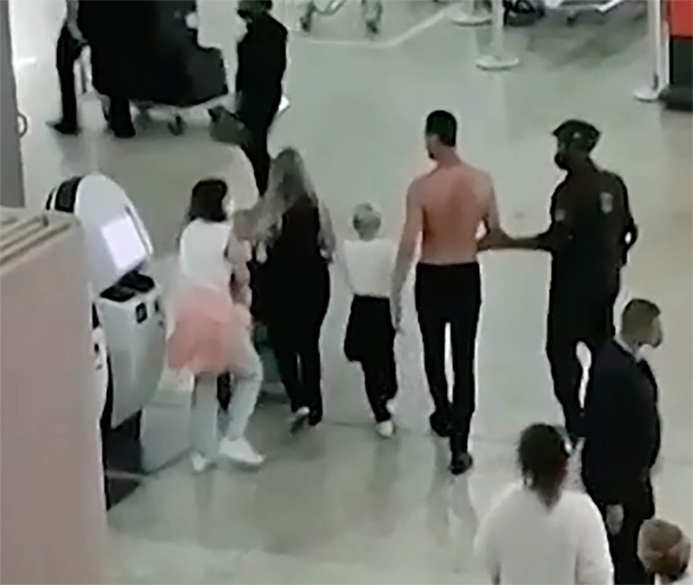 Réver é contido por segurança no saguão do Aeroporto Internacional de Belo Horizonte — Foto: Reprodução/Internet