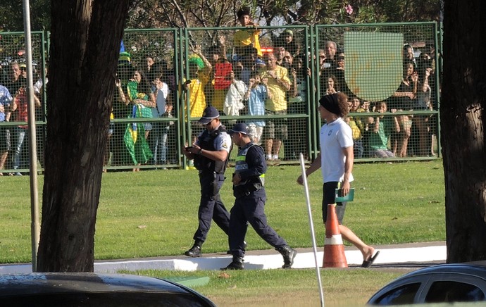 [COPA 2014]David Luiz repete gesto de Julio César e dá atenção à torcida em Brasília