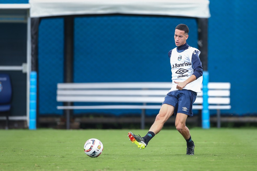 Gabriel Silva, do Grêmio, vence enquete gol mais bonito da 38ª rodada da Série B do Brasileiro
