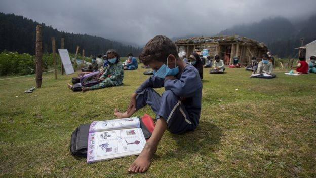 Aulas ao ar livre na Caxemira; 'ao se colocar as crianças em mais contato com a natureza, se cria uma discussão sobre as práticas de ensino' (Foto: BBC)
