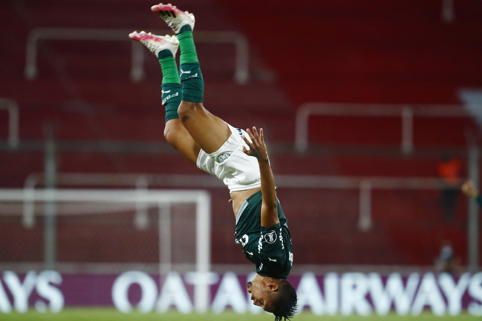 Rony é o artilheiro do Palmeiras na temporada com oito gols, dois em jogadas aéreas. O destaque "aéreo" no Palmeiras é Gustavo Scarpa — Foto: REUTERS/Marcos Brindicci