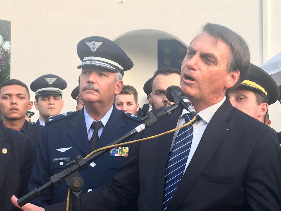 Presidente Jair Bolsonaro durante entrevista na escola da aeronÃ¡utica em GuaratinguetÃ¡, SP â Foto: Poliana Casemiro/ G1