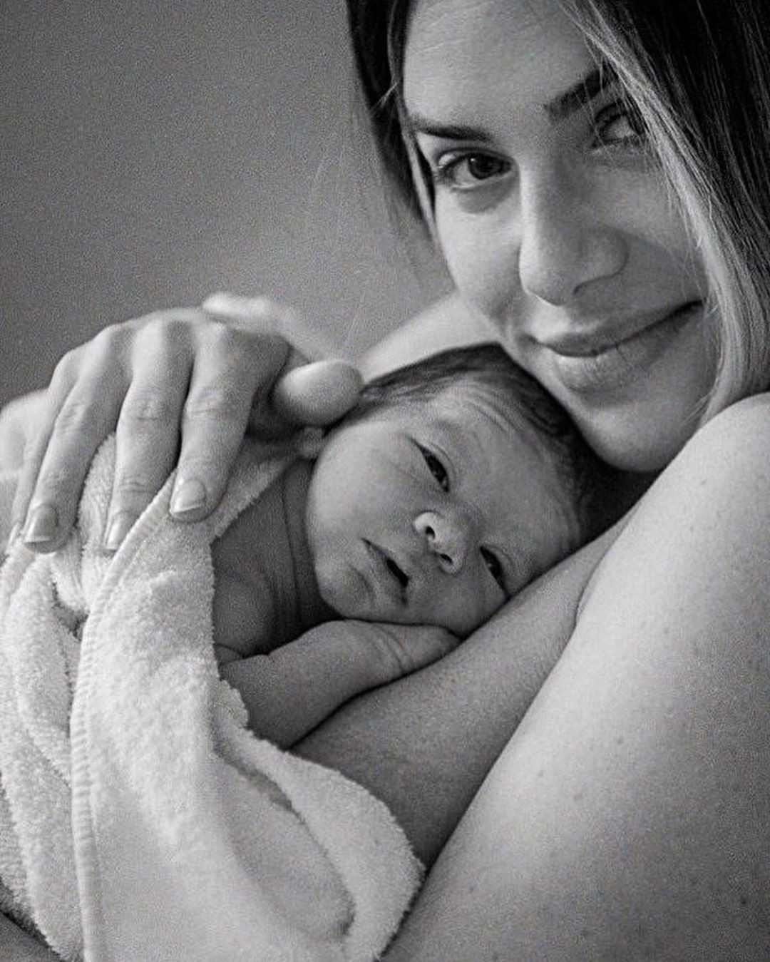 Giovanna Ewbank e Bruno Gagliasso mostram primeira foto com o filho, Zyan  (Foto: Reprodução/ Instagram)