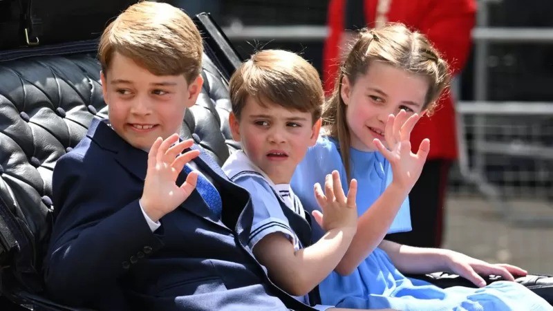 Príncipe George, príncipe Louis e princesa Charlotte na cerimônia de carruagens Trooping the Color durante o Jubileu de Platina da Rainha Elizabeth 2º (Foto: Getty Images via BBC News)