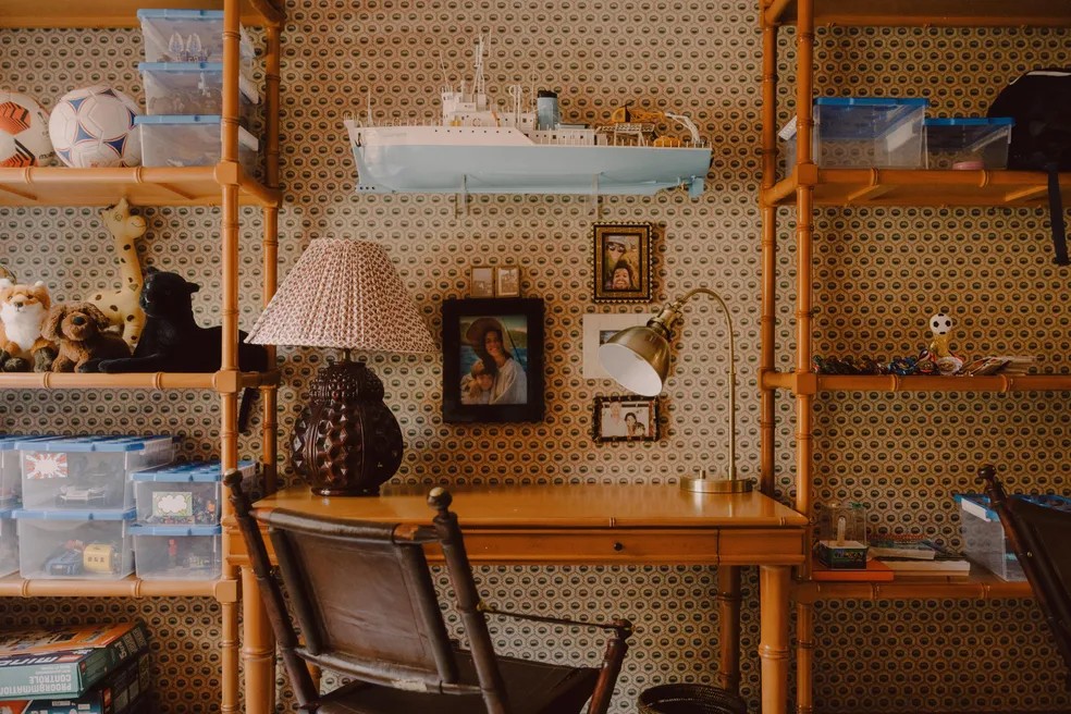 Ceramista Ysabela Molini criou espaço para os filhos com estante de bambu, escrivaninha e objetos pessoais, como forma de trazer a leveza do Caribe para o novo apartamento em Nova York  — Foto:  Victor Stonem/Divulgação