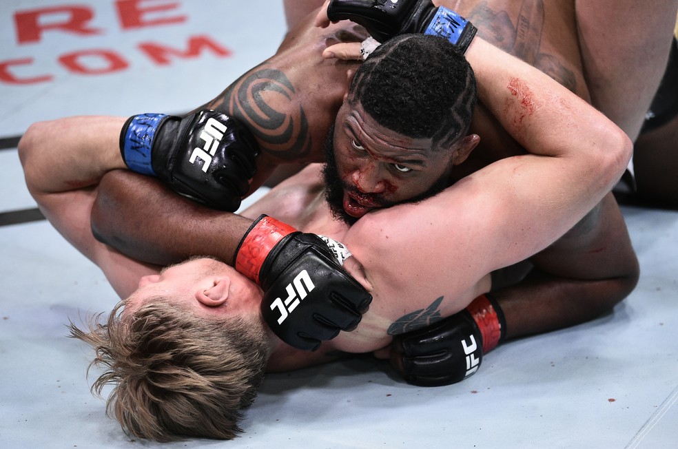 Curtis Blaydes venceu Alexander Volkov por decisão unânime (49-46, 48-47 e 48-46) — Foto: Getty Images