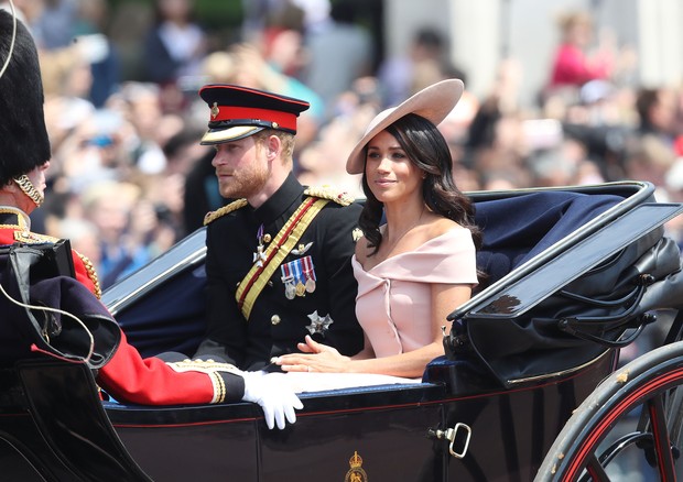 LONDON, ENGLAND - JUNE 09:  Prince Harry, Duke of Sussex and Meghan, Duchess of Sussex head back down the Mall to Buckingham Palace during Trooping The Colour on June 9, 2018 in London, England. The annual ceremony involving over 1400 guardsmen and cavalr (Foto: Getty Images)