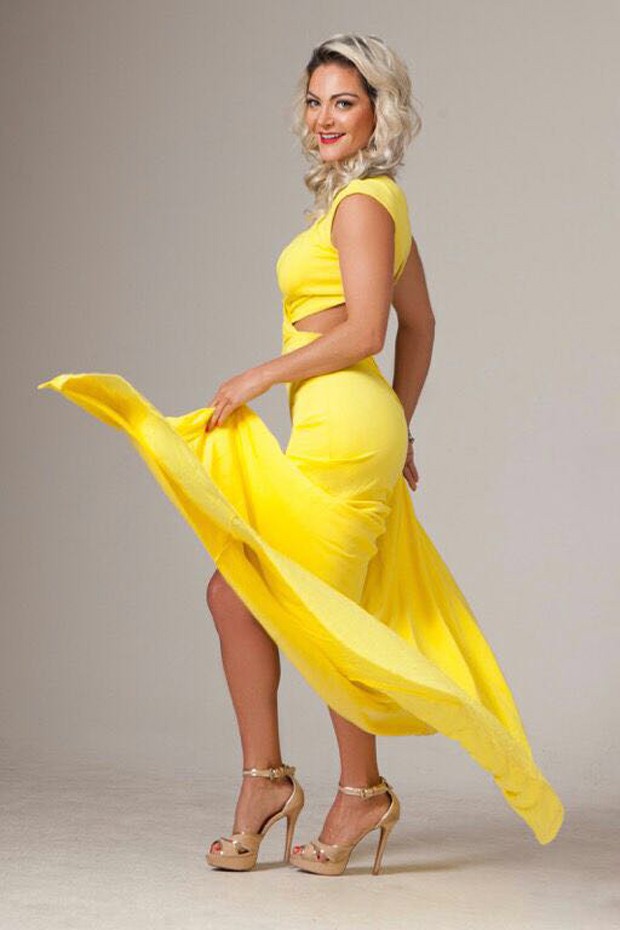 Laura Keller exibe curvas em vestido longo "Chique e sem mostrar o