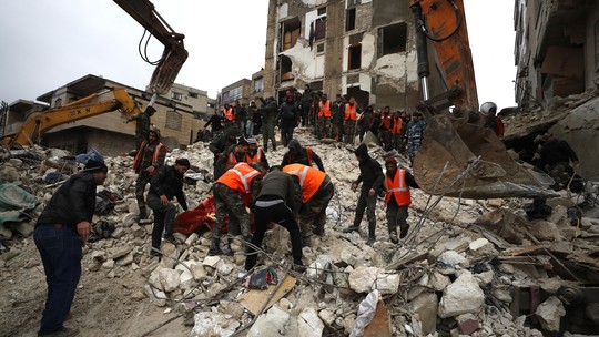 Veja imagens da tragédia na Turquia e Síria