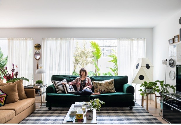 Ana Strumpf cria um colorido high-low em seu apartamento em SP (Foto: Fran Parente)