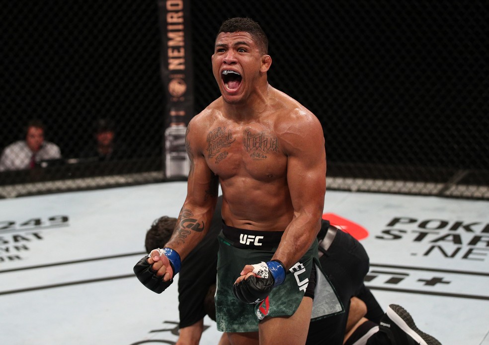 Gilbert Durinho comemorando a vitória sobre Demian Maia — Foto: Buda Mendes/Getty Images