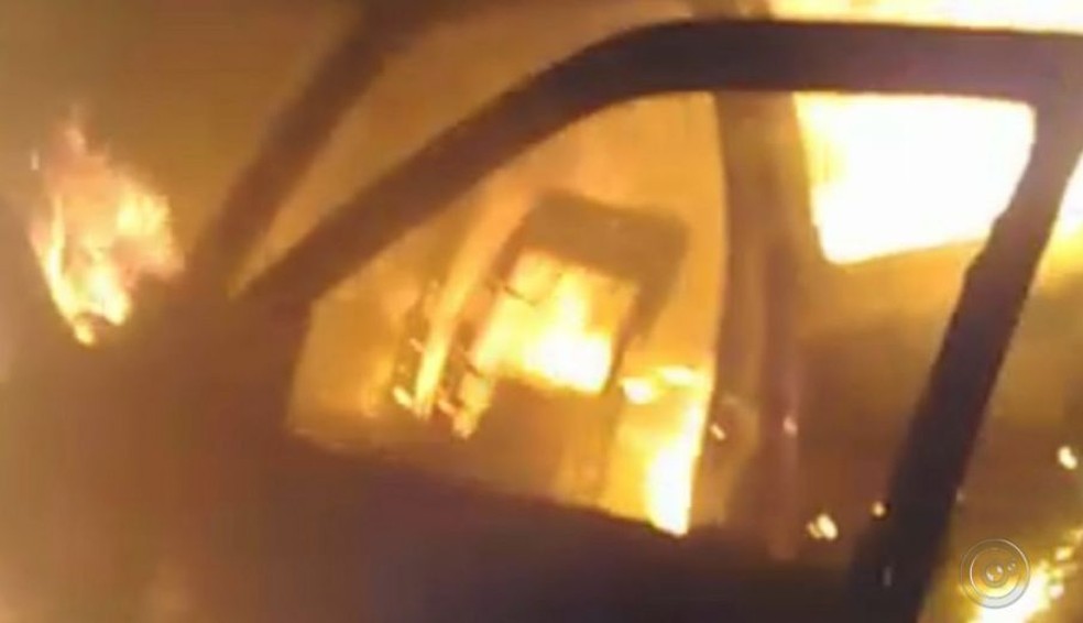 Veículo ficou em chamas após bater de frente com a viatura durante perseguição policial em Paraguaçu Paulista (Foto: Reprodução/ TV TEM )