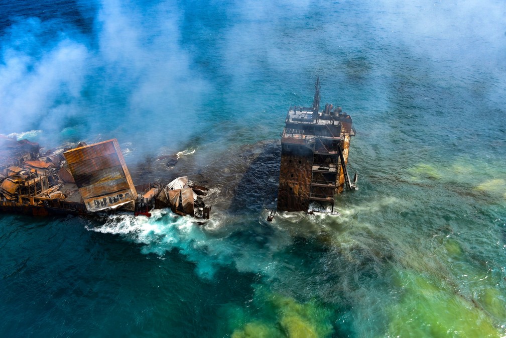 Navio MV X-Press Pearl afunda enquanto é rebocado para águas profundas na costa do Sri Lanka em 2 de junho de 2021. Incêndio de 13 dias no porta-contêineres causou o maior desastre ambiental da história do país. — Foto: Força Aérea do Sri Lanka via Reuters