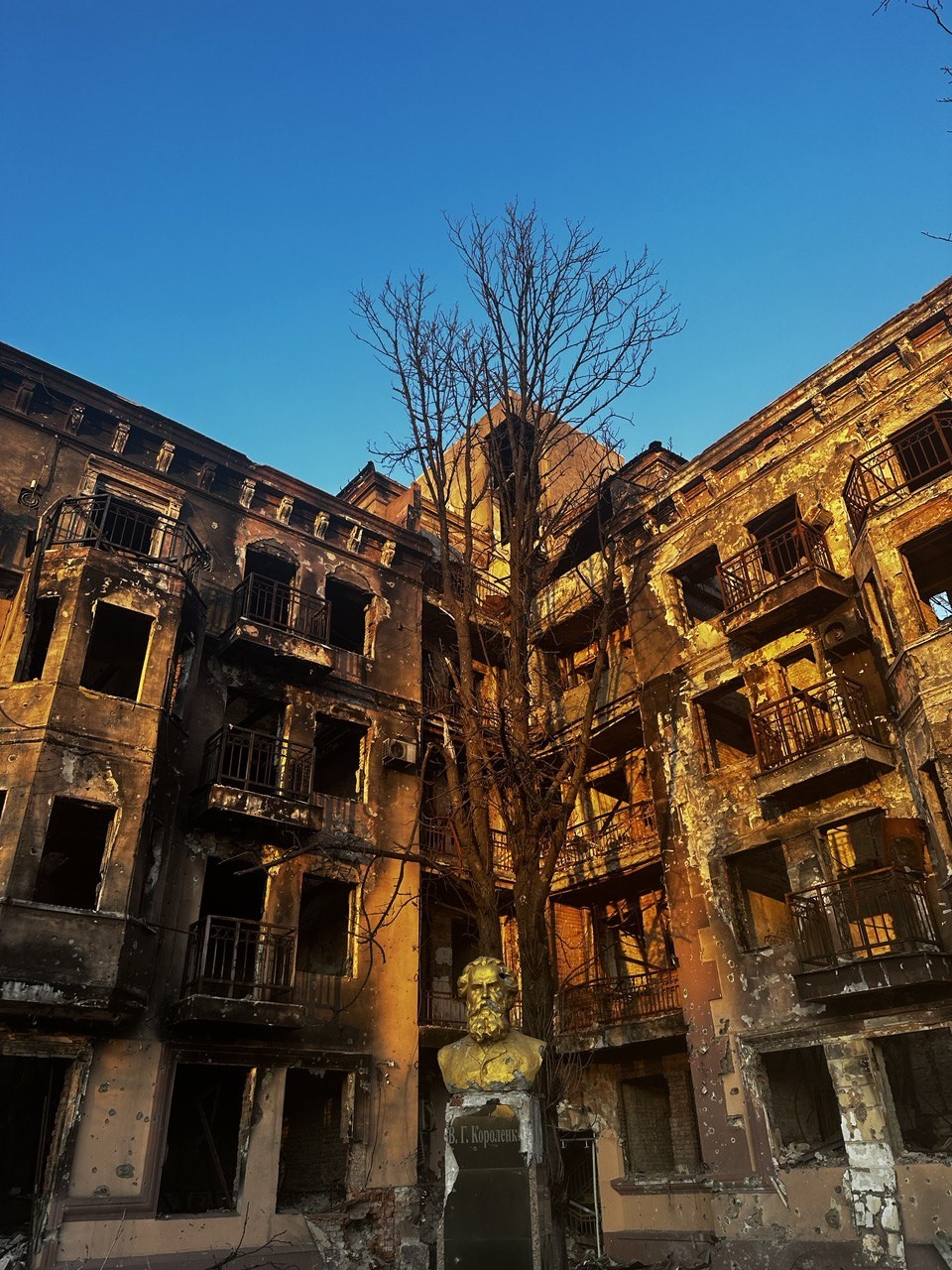 Prédio em ruínas em Mariupol — Foto: Ekaterina Diachkova