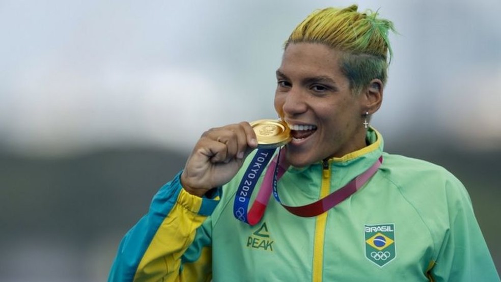 Colecionadora de medalhas em campeonatos mundiais, Ana Marcela levou ouro na maratona aquática na Olimpíada de Tóquio. — Foto: EPA via BBC