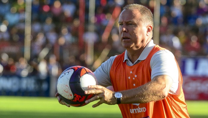 Mano Menezes não supervaloriza série invicta do Cruzeiro na temporada