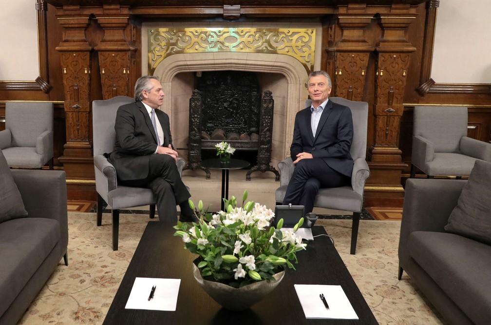 Alberto Fernández, presidente eleito da Argentina, se encontra com Mauricio Macri, no dia 28 de outubro de 2019 — Foto: Divulgação/Presidência argentina/Via Reuters