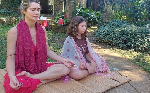 Letícia Spiller medita com a filha: "Resgatando nossa ancestralidade feminina"