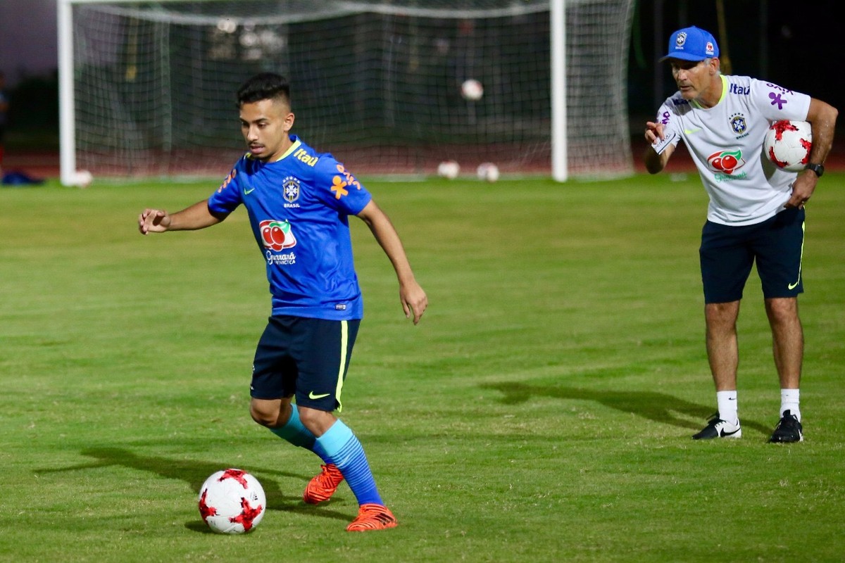 So Para Baixinhos Alan Lembra Romario Messi E Iniesta E Se Agiganta Na Selecao Mundial Sub 17 Ge