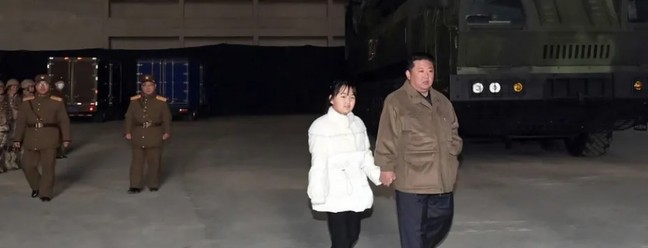 Primeira aparição pública de Kim Ju-ae, segunda filha de Kim Jong-un, em 18 de novembro de 2022 — Foto: Agência Central de Notícias da Coreia 