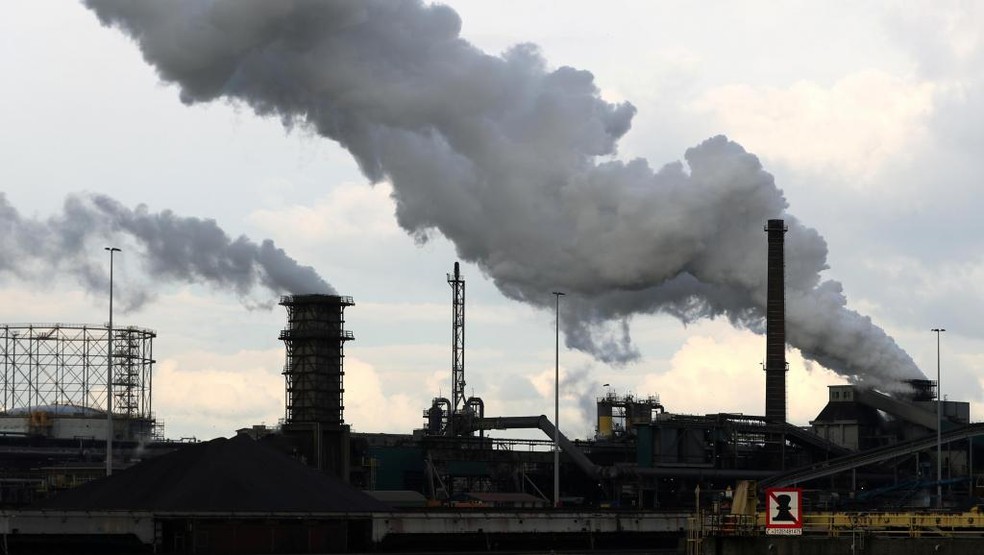 Algumas áreas costeiras já cedem entre três e quatro milímetros por ano, o que acelera o processo gerado pelo excesso de emissões de gases que provocam o efeito estufa — Foto: Reuters/Yves Herman/File Photo