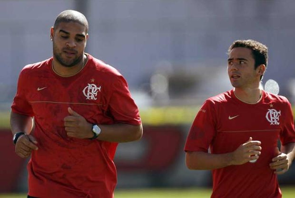 Adriano e Juan em treino do Flamengo. O lateral sofreu com lesões em 2009 — Foto: Antonio Lacerda/EFE