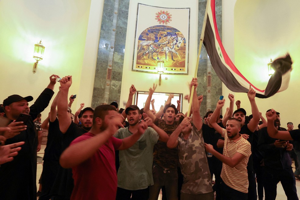Manifestantes dentro da área da sede do governo do Iraque, após em invasão em protesto por renúncia de líder xiita  Moqtada al-Sadr, em 29 de agosto de 2022.  — Foto: Reuters 