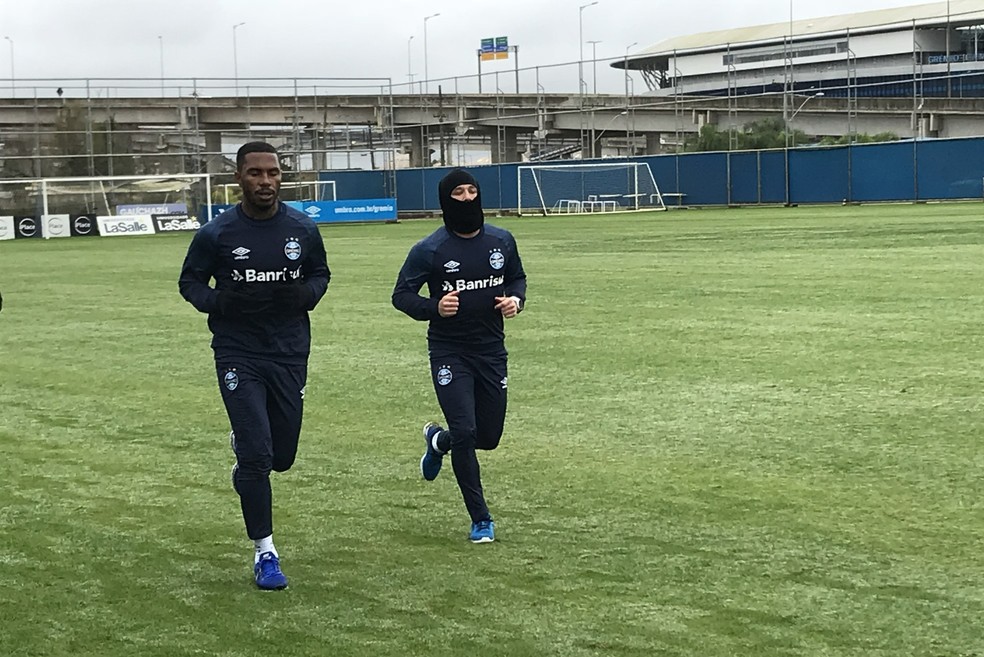 Léo Gomes e Arthur correm em treino do Grêmio (Foto: Tomás Hammes/GloboEsporte.com)