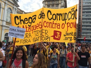 Grupo exibe faixas e cartazes contra o presidente Michel Temer e o governador José Ivo Sartori (Foto: Estêvão Pires/RBS TV)