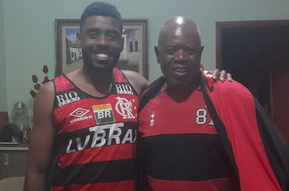 Rafael e o pai Carlos são torcedores fanáticos do Flamengo — Foto: Arquivo Pessoal