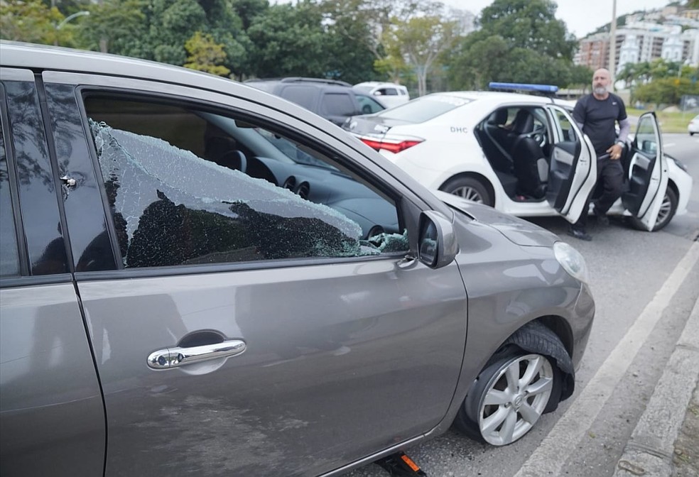 Carro fica com vidro quebrado e pneu furado durante ação de criminosos na Lagoa, Rio — Foto: Marcos Serra Lima/G1