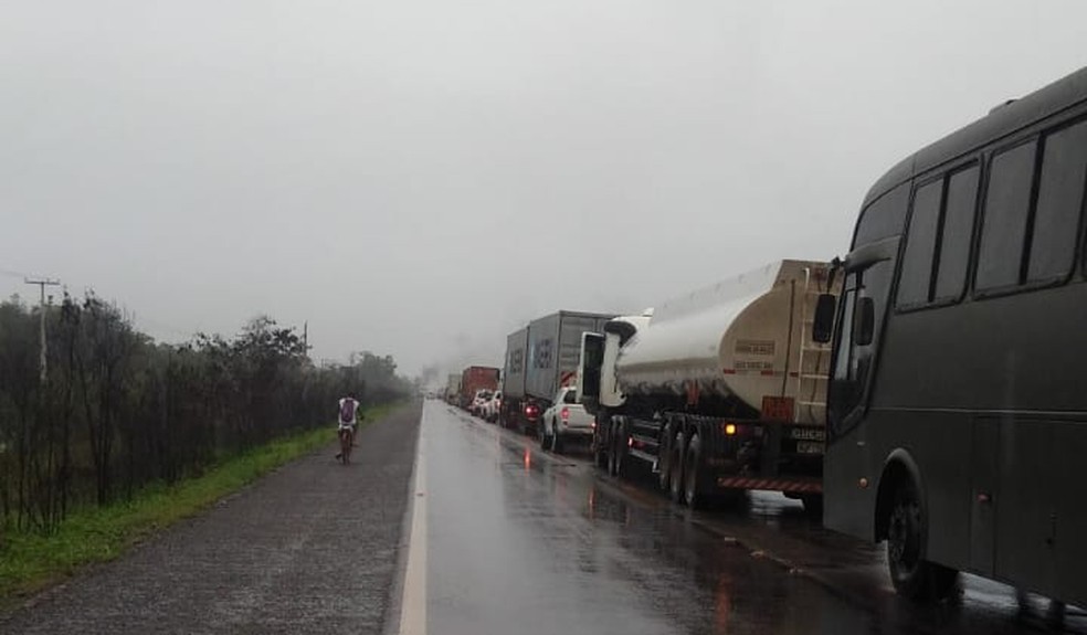 Bloqueio causou engarrafamento na BR-174, em Mucajaí — Foto: Arquivo pessoal 